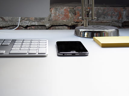 computer, telefon, skrivebord, forretning, objekter, kontor, teknologi, arbejdsområde, æble, sort, grå, iphone, Sticky note, hvid, hvidt skrivebord, arbejde, gul, forbindelse, computerudstyr, indendørs, meddelelse, trådløs teknologi, computer tastatur, tastatur, bord, ingen mennesker, bærbar, møbel, stilleben, bærbar informationsenhed, tæt på, internet, 4K, CC0, offentligt domæne, royaltyfrie