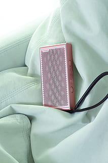 Hintergrund, Audio-, Redner, tragbar, Leder, Metall, Stimmung, Bluetooth, Bluetooth Lautsprecher, klingen, Bildschirmschoner, klang m1, Wohnung, Inspiration, roségold, Qualität, Design, Hergestellt in Deutschland, Marke, Home-Entertainment, Textil-, drinnen, Möbel, keine Leute, Stillleben, Nahansicht, Bett, High Angle View, weiße Farbe, Kissen, Blatt, Leinen-, Kleidung, Technologie, Weiß, Veröffentlichung, Buch, Brille, schwarze Farbe, Entspannung, Bettdecke, 8K, CC0, gemeinfrei, lizenzfrei