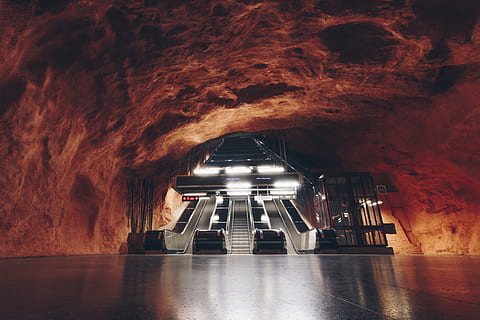 grå rulletrapp, stockholm, tunnel, belysning, Sverige, radhuset stasjon, arkitektur, symmetri, Rådhuset, jordisk, kjøretøy, transport, korridor, klær, mote, kjole, kappe, gelender, håndtak, innendørs, belyst, ingen folk, bygget struktur, tak, belysningsutstyr, veien forover, bue, retning, gulv, tømme, bygning, undergrunnsbanen, hule, fravær, vegg, lav vinkel visning, 5K, CC0, offentlig domene, opphavsrett gratis