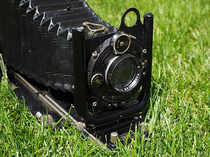 càmera plegable, càmera, vell, compur, zeiss, lent, fotografia, nostàlgia, càmera de fotos, zeiss ikon ikonta, obturador compur, Carl Zeiss Tessar lens, zeiss ikon telma, lent de tessar, obturador central de compur, herba, planta, color negre, color verd, camp, dia, primer pla, cap gent, transport, terra, manera de transport, tecnologia, naturalesa, roda, temes de fotografia, vehicle terrestre, vista d’angle alt, càmera - equip fotogràfic, metall, pneumàtic, 4K, CC0, domini públic, lliure de regalies