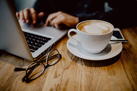 vaso, café, mesa, interior, tecnología, trabajo, trabajando, capuchino, restaurante, tarde, adentro, café - bebida, taza de café, jarra, beber, comida y bebida, tecnología inalámbrica, refresco, comunicación, platillo, negocio, vajilla, ordenador portátil, material de madera, de cerca, bebida caliente, descanso, mano, cafetería, 5K, CC0, dominio público, libre de derechos