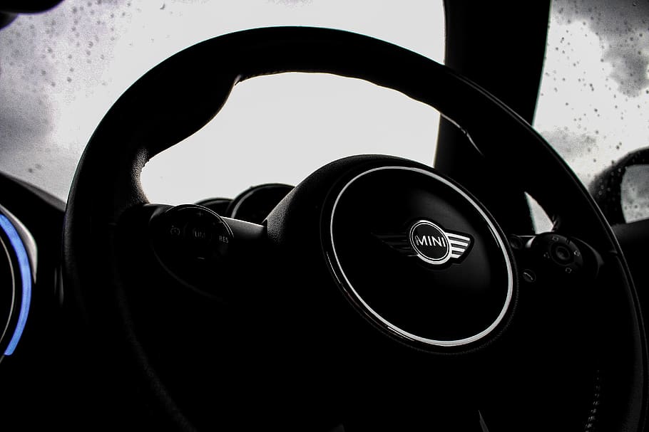 kierownica Mini Cooper, samochód, pojazd silnikowy, pojazd lądowy, wnętrze samochodu, wnętrze pojazdu, środek transportu, transport, zbliżenie, kierownica, żadnych ludzi, wewnątrz, okrąg, kształt geometryczny, kształt, deska rozdzielcza, prędkościomierz, dzień, panel sterowania, 5K
