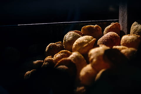 panipuri, ruoka, ruoka ja juoma, tuoreus, ei ihmisiä, lähikuva, terveellinen ruokavalio, leipä, hyvinvointi, paistettu, rivissä, suuri joukko esineitä, makea ruoka, sisällä, valikoiva tarkennus, yltäkylläisyys, pulla, musta tausta, välipala, hedelmä, ruskea, 5K, CC0, public domain, rojaltivapaa