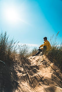 uomo, seduta, EGE, persona, umano, persone, Svezia, erba, sabbia, maschio, pianta, duna, spiaggia, sat, solo, solitudine, luce del sole, costa, cielo blu, all'aperto, attività ricreative, una persona, cielo, natura, terra, adulto, attività di svago, giovane adulto, duna di sabbia, giorno, stili di vita, persone reali, paesaggio, bellezza nella natura, uomini, sole, erba di marram, 4K, CC0, dominio pubblico, privo di copyright