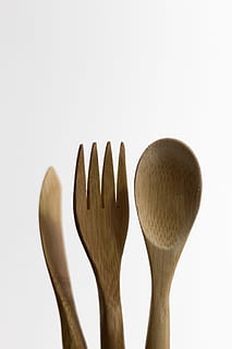 bruin, houten, lepel, vork, detailopname, bestek, keukengerei, gereedschap, hout, houten lepel, studio opname, witte achtergrond, keuken gebruiksvoorwerp, hout - materiaal, binnenshuis, eetgerei, kopie ruimte, geen mensen, huishoudspullen, stilleven, uitknippen, spatel, enkel object, eenvoud, 4K, CC0, publiek domein, royaltyvrij