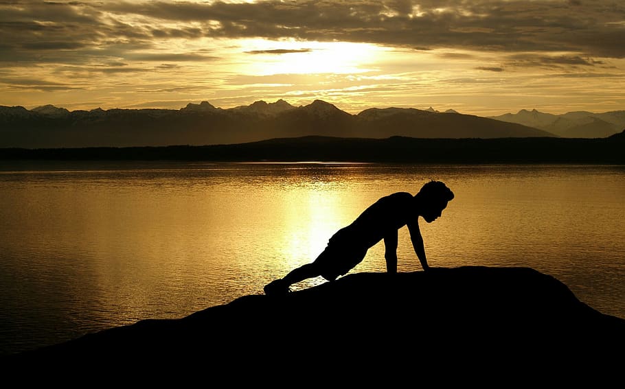 crossfit, determinació, difícil, muntanya, exercici, home, aptitud, focus, objectiu, saludable, Islandia, naturalesa, a l'aire lliure, empenta cap amunt, esport, força, vespre, formació, entrenant, aconseguir, superior, posta de sol, silueta, cel, bellesa a la natura, escenics - natura, aigua, escena tranquil·la, núvol - cel, color taronja, tranquil·litat, llac, reflexió, Serra, escena no urbana, una persona, persones reals, llum solar, sol, 2K