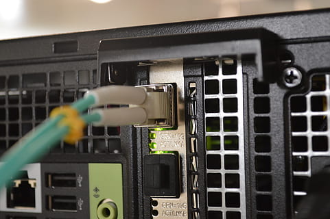ordinateur, électronique, Matériel, câblage, matériel informatique, sfp, gentil, réseau, intel, 10gbe, fibre, adaptateur, puce électronique, serveur, CPU, modem, routeur, pc, centre, câble, La technologie, lien, à l'intérieur, la communication, équipement, fermer, prise de connexion réseau, mise au point sélective, l'Internet, personne, Technologie sans fil, réseau informatique, couleur verte, métal, industrie, électricité, couleur noire, culture artistique et divertissement, source de courant, serveur de réseau, composant électrique, 5K, CC0, domaine public, libre de droits