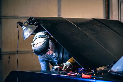 botsing reparatieservice, bezetting, werkend, een persoon, bekwaamheid, binnenshuis, bescherming, muziek-, concentratie, beschermende werkkleding, van je middel omhoog, veiligheid, expertise, volwassen, helm, controle, metaal, bedrijf, mannen, lassen, metaalindustrie, verduisterd gezicht, 5K, CC0, publiek domein, royaltyvrij
