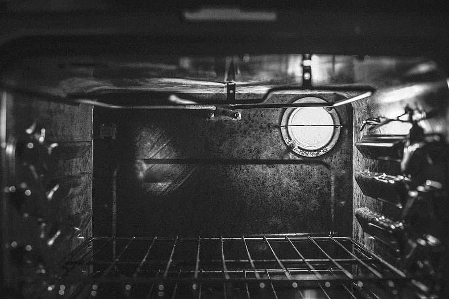 forn, cocció, cuina, xef, menjar, a l'interior, primer pla, cap gent, estil retro, metall, música, cultura i entreteniment artístic, enfocament selectiu, vell, rellotge, natura morta, sol objecte, instrument musical, tecnologia, precisió, temps, història, el passat, nostàlgia, 5K