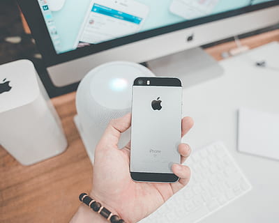 asmuo, ūkyje, erdvė, pilka, iphone 6, 6s, vnt, nešiojamas kompiuteris, elektronika, kompiuteris, žmogaus ranka, belaidžio ryšio technologija, technologijos, ranka, komunikacijos, vienas asmuo, išmanusis telefonas, realūs žmonės, nešiojamas informacijos įrenginys, ryšį, Mobilusis telefonas, žmogaus kūno dalis, patalpose, ekranas, naudojant telefoną, gyvenimo būdą, lentelė, sutelkti dėmesį į naujas žinias, pirštu, 4K, CC0, Viešasis domenas, nemokamai
