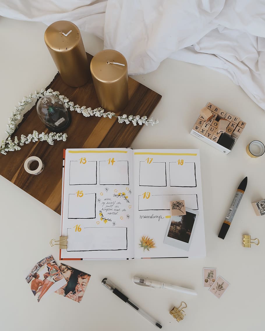 blanc, paper de la impressora, tres, marcadors, persona, humà, gent, mobles, calaix, collage, pòster, paper, disseny d'interiors, a l'interior, electrònica, consola, flatlay, bullet journal, creatiu, escriptori, revista, planificador, vista d’angle alt, taula, cap gent, natura morta, tassa, gran grup d'objectes, publicació, directament a sobre, beure, llibre, text, col · lecció, bolígraf, contenidor, comunicació, variació, representació, vaixella, 4K