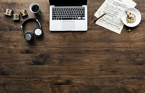 baggrund, kaffe, computer, forbindelse, kopiere plads, kop, design rum, digital, drøm, øretelefoner, underholdning, fladt læg, flatlay, hovedtelefoner, hobby, hjem, internet, tastatur, etiket, bærbar, livsstil, medier, musik, musiker, netværk, notesbog, bord, teknologi, træ - materiale, høj vinkel visning, trådløs teknologi, meddelelse, indendørs, stilleben, direkte over, drikke, kaffe - drikke, kaffekop, papir, ingen mennesker, krus, 4K