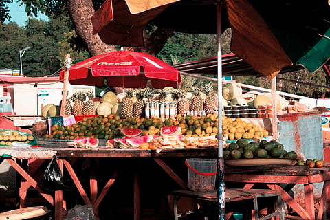 stand de fruits, assorti, Avocat, cabine, affaires, les agrumes, lumière du jour, délicieux, aliments, Frais, Fruits frais, en bonne santé, marché, en plein air, Ananas, vente, vendre, boutique, achats, stalle, Stock, le magasin, rue, savoureux, Voyage, parapluie, pastèque, Nourriture et boisson, vente au détail, choix, fraîcheur, étal de marché, à vendre, variation, grand groupe d'objets, journée, abondance, bien-être, alimentation saine, petite entreprise, arrangement, personnes accessoires, affichage de détail, variété, marché de rue, 4K, CC0, domaine public, libre de droits
