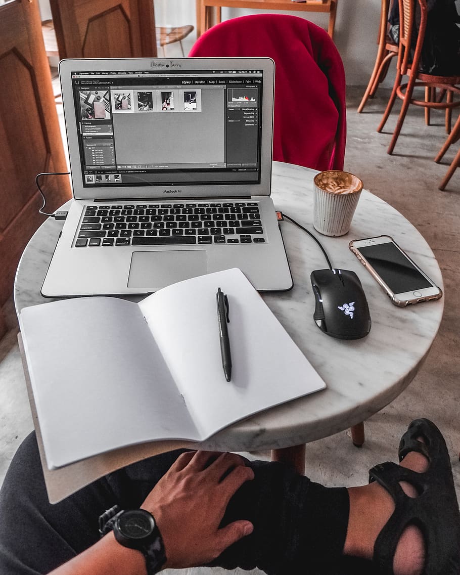 stříbrný macbook vzduch, zobrazení, adobe, soubor, laptop, počítač, bezdrátové technologie, stůl, technologie, sdělení, spojení, vysoký úhel pohledu, jídlo a pití, uvnitř, kuchyňské nádobí, jíst nádobí, jídlo, jedna osoba, skutečných lidí, přenosné informační zařízení, podnikání, pomocí přenosného počítače, svěžest, klávesnice, 4K