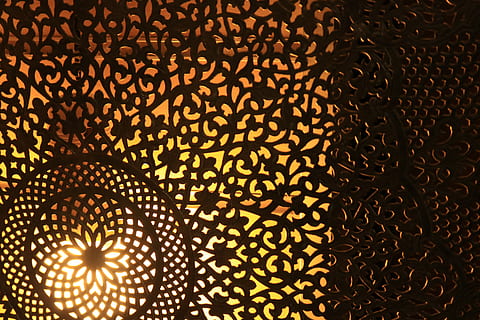 mønster, belysning, tæppe, struktur, fraktal, ornament, lys, aften, mysterium, Alibaba, souk, 1000nights, nat, handle ind, Marocco, marrakech, kunst, moderne kunst, skærm, brandskærm, indendørs, ingen mennesker, design, belyst, fuld ramme, baggrunde, belysningsudstyr, skygge, tæt på, form, geometrisk form, glødende, cirkel, lav vinkel visning, metal, abstrakt, lys - naturligt fænomen, blomstermønster, mørk, loft, elektrisk lampe, luksus, 5K, CC0, offentligt domæne, royaltyfrie