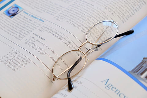llibre, lectura, gots, intel·ligència, lent, text, paper, publicació, ulleres, natura morta, bolígraf, guió occidental, document, educació, a l'interior, comunicació, instrument d’escriptura, cap gent, primer pla, vista d’angle alt, lupa, aprenentatge, paperassa, 4K, CC0, domini públic, lliure de regalies