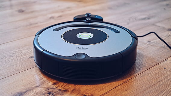 aspirateur robot rond, nettoyeurs, corde, dispositif, électronique, équipement, sol, robot, La technologie, vide, la musique, table, objet unique, personne, bois - matériau, à l'intérieur, fermer, record, vue grand angle, couleur noire, se concentrer sur le premier plan, nature morte, équipement audio, culture artistique et divertissement, matériel d'enregistrement sonore, style rétro, Technologie sans fil, 5K, CC0, domaine public, libre de droits