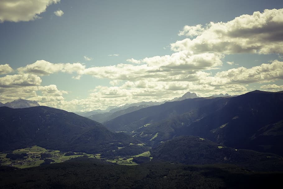negre, Serra, gris, ennuvolat, cel, durant el dia, la llum del dia, bosc, formació, terres altes, idíl·lic, paisatge, boira, muntanyes, parc natural, pics, estiu, arbres, vall, punt de vista, muntanya, núvol - cel, bellesa a la natura, medi ambient, naturalesa, escenics - natura, escena tranquil·la, tranquil·litat, cap gent, escena no urbana, dia, terra, a l'aire lliure, remot, viatjar, cim de muntanya, 5K