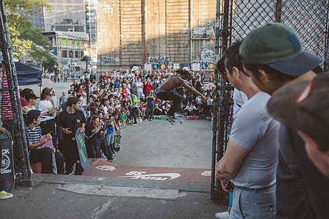 person, skateboard tricks, human, fodgænger, tøj, hat, beklædning, menneskemængde, New York City, vej, skateboard, sport, gade, by, by-, bygning, festival, asfalt, stor gruppe mennesker, gruppe af mennesker, rigtige mennesker, arkitektur, herrer, livsstil, fritidsaktivitet, dag, bygning udvendig, bygget struktur, voksen, Kvinder, leder, udendørs, afslappet tøj, 5K, CC0, offentligt domæne, royaltyfrie