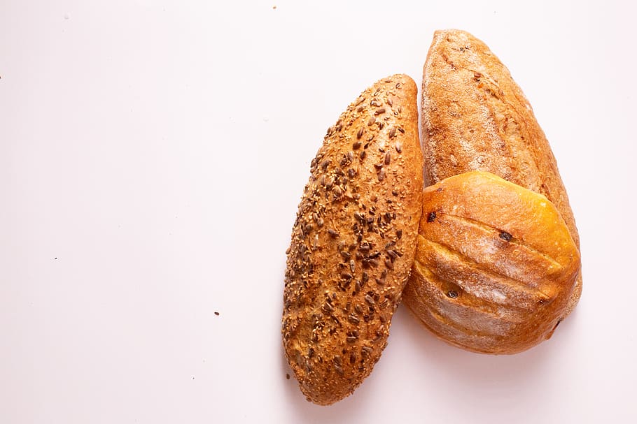 tres, pans, blanc, superfície, al forn, fleca, pa, bun, cereal, deliciós, saludable, casolà, pastisseria, sègol, saborós, blat, menjar i beguda, menjar, frescor, tir de l'estudi, benestar, fons blanc, alimentació saludable, natura morta, a l'interior, cap gent, primer pla, llesca de pa, tallar, marró, còpia espai, tall, llest per menjar, sol objecte, berenar, menjar francès, pa marró, 5K