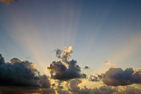 Sky, skyer, sol, ray, solstråle, guds fingre, natur, naturlig, cloudscape, solnedgang, himmel, scenics - natur, sky - himmel, skønhed i naturen, ro, ingen mennesker, rolig scene, miljø, sollys, udendørs, idyllisk, kopiere plads, lav vinkel visning, tusmørke, dag, forurening, 2K, CC0, offentligt domæne, royaltyfrie