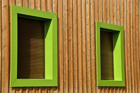 Gebäude, Fenster, Struktur, Holz, Grün, Fassade, die Architektur, modern, Grundeigentum, städtisch, gebaute Struktur, Gebäudehülle, keine Leute, grüne Farbe, Wandbau - Funktion, Tag, Holz - Material, Muster, Vollbild, draußen, Hintergründe, Haus, Nahansicht, braun, Wand, geschlossen, Sicherheit, Fensterrahmen, 5K, CC0, gemeinfrei, lizenzfrei