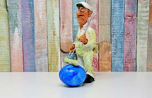 Maler, lackierer, Osterei, Ei, Farbe, löschen, gemalt, bunt, bemalte Wand, Eier Farbe, eine Person, drinnen, Erwachsene, Geschäft, halten, Globus - vom Menschen geschaffenes Objekt, Geschäftsperson, Männer, Kreativität, Großunternehmen, Finanzen, Geschäftsmann, junger Erwachsener, Stehen, mehrfarbig, Vorderansicht, Büro, 4K, CC0, gemeinfrei, lizenzfrei