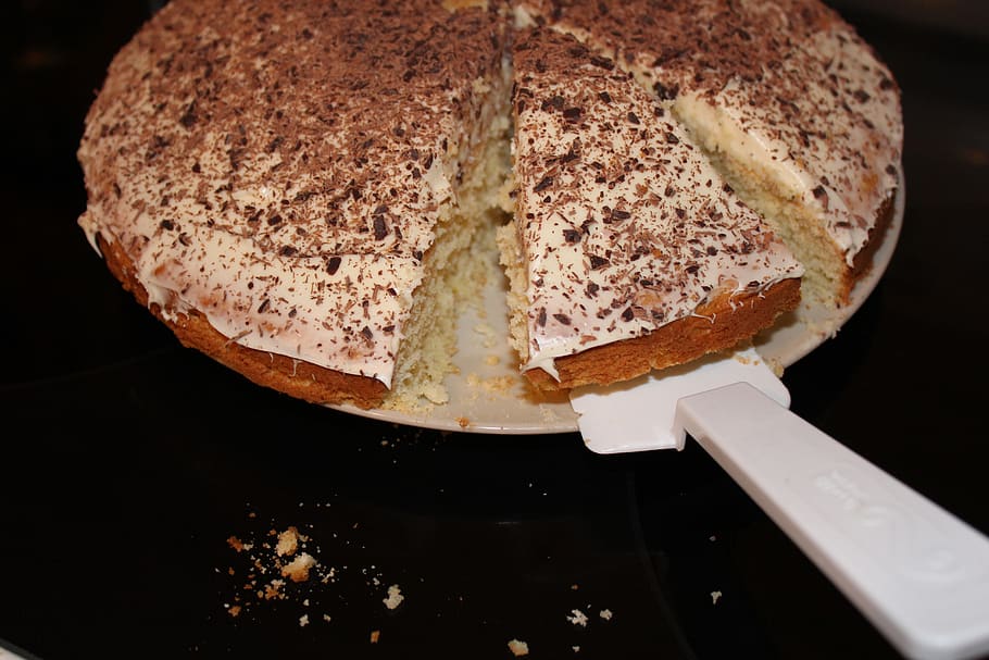 pastís, capa, xocolata, espolvorear, tall, falca, tallar, pa, glaçat, postres, dolç, peça, menjar, menjar i beguda, frescor, a l'interior, primer pla, cap gent, natura morta, vista d’angle alt, marró, alimentació saludable, llest per menjar, preparació, al forn, aparell, menjar dolç, taula, producte diari, indulgència, temptació, fons negre, esmorzar, berenar, pa marró, 5K