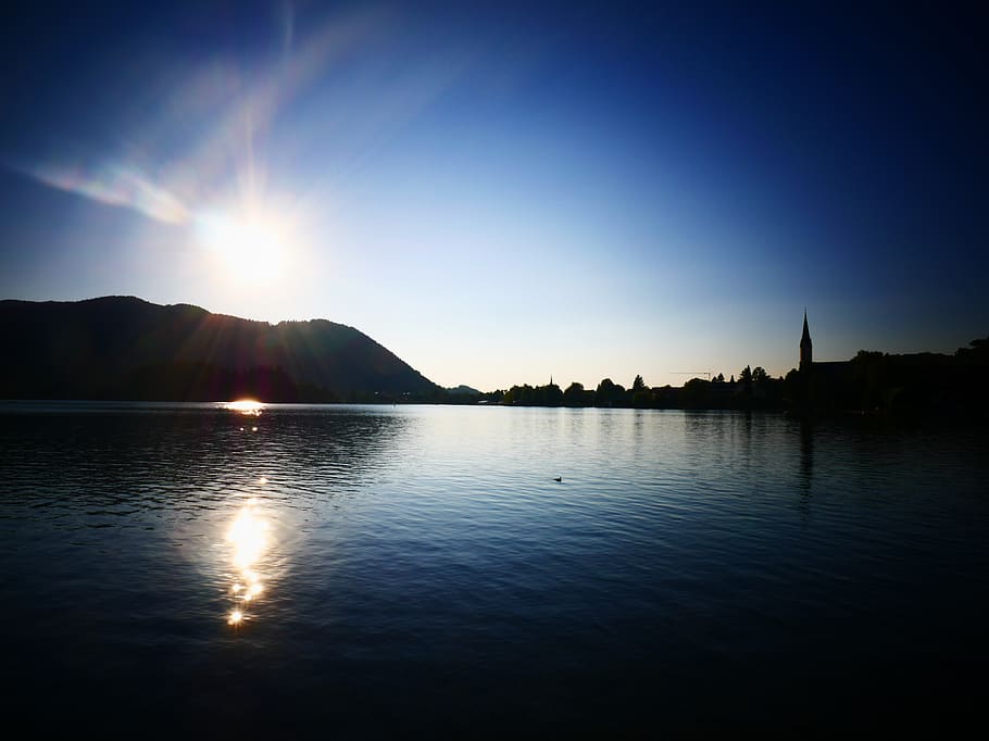 Alba, corpo, acqua, retroilluminato, spiaggia, sera, paesaggio, luce, montagna, riflessione, cielo, campanile, sole, tramonto, bellezza nella natura, la tranquillità, scena tranquilla, scenics - natura, luce del sole, natura, silhouette, nessuno, lungomare, riflesso lente, idilliaco, lago, raggio di sole, all'aperto, luminosa, 2K
