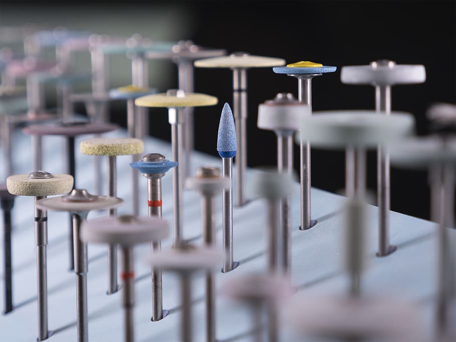 eines, eines dentals, Toolkit, molí, blau, enfocament selectiu, en fila, cap gent, a l'interior, gran grup d'objectes, metall, negocis, taula, primer pla, grup, arranjament, restaurant, vela, grup d'objectes, material de fusta, natura morta, centrar-se en fons, dia, equips d’il·luminació, variació, 2K