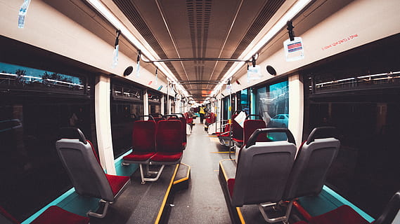 leere Zugsitze, Stuhl, Möbel, Person, Mensch, Zug, Polster, Fahrzeug, Transport, Russland, krasnodar, Straßenbahn, Innenarchitektur, drinnen, Personenkraftwagen, Stadt, unter Tage, Metro, öffentlicher Verkehr, Reise, Transportmittel, öffentliche Verkehrsmittel, Schienenverkehr, Sitz, Zug - Fahrzeug, U-Bahn, Fahrzeugsitz, Pendler, Fahrzeuginnenraum, Gruppe von Leuten, Passagier, die Architektur, Männer, Frau, Personenzug, Pendlerzug, warten, 5K, CC0, gemeinfrei, lizenzfrei