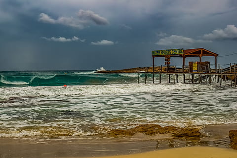 plajă, val, cer, nori, natură, furtună, iarnă, peisaj, decor, dig, ayia napa, cipru, apă, mare, nor - cer, teren, construită, arhitectură, orizontul peste apă, scenice - natura, frumusețe în natură, mişcare, orizont, zi, exteriorul clădirii, în aer liber, nici o persoana, 5K, CC0, domeniu public, fără drepturi de autor