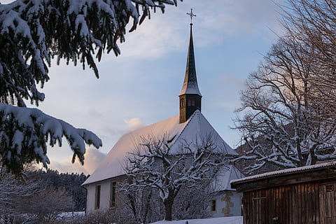 chappeli, grenchen, kaplica, zimowy, kościół, architektura, biały, krajobraz śniegu, zbudowana struktura, na zewnątrz budynku, budynek, miejsce kultu, niebo, wiara, duchowość, drzewo, religia, zimna temperatura, Natura, śnieg, żadnych ludzi, iglica, roślina, na dworze, 4K, CC0, domena publiczna, darmowe zdjęcia