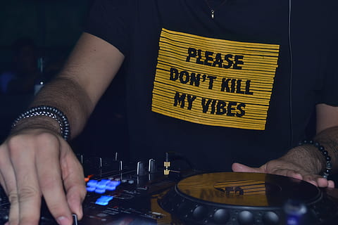 mand, spille, dj controller, menneskelig hånd, musik, menneskelig kropsdel, nat, kunstkultur og underholdning, beskæftigelse, hånd, en person, lydudstyr, dj, klub dj, optage, lyd mixer, lydoptagelsesudstyr, natteliv, teknologi, ydeevne, herrer, kontrollere, blande, finger, festival, musik Festival, 4K, CC0, offentligt domæne, royaltyfrie