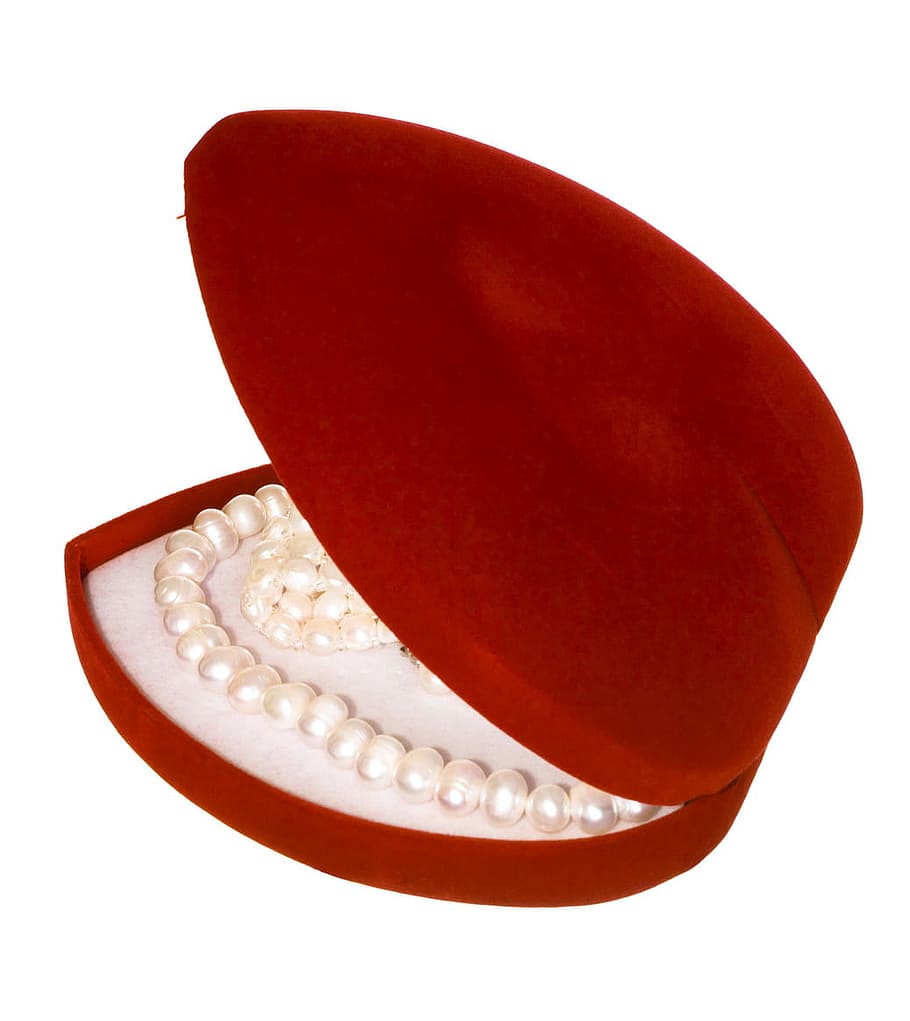 Caixa, cas, ataúd, tancar, decoració, regal, cor, aïllat, joia, collaret, vermell, , tallar, fons blanc, tir de l'estudi, bellesa, moda, salut i medicina, Color blanc, joies de perles, cap gent, a l'interior, riquesa, joieria, còpia espai, sol objecte, pastilla, relaxació, luxe, accessori personal, ornamentat,