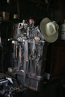 grau, Cowboy-Hut, mechanisch, Werkzeuge, Arbeit, Werkstatt, Scheune, Handwerk, Metall, Lineal, rustikal, Rost, Metallarbeiten, Hammer, Schlüssel, Hut, Ausrüstung, alt, altmodisch, Industrie, Kunst, Maschinen, Retro-Stil, Holz - Material, Arbeitsgerät, Antiquität, drinnen, Herstellung, Nahansicht, 5K, CC0, gemeinfrei, lizenzfrei