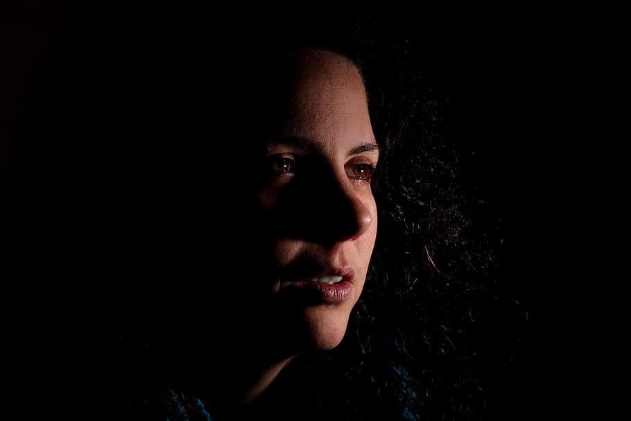 tecla baixa, model, estudi, jove, gent, retrat, bonic, latina, primer pla, una persona, tir de l'estudi, tirada al cap, fons negre, a l'interior, fosc, adult jove, estils de vida, part del cos, part del cos humà, persones reals, vista frontal, còpia espai, rostre humà, mirant la càmera, adult, mirant, contemplació, 5K