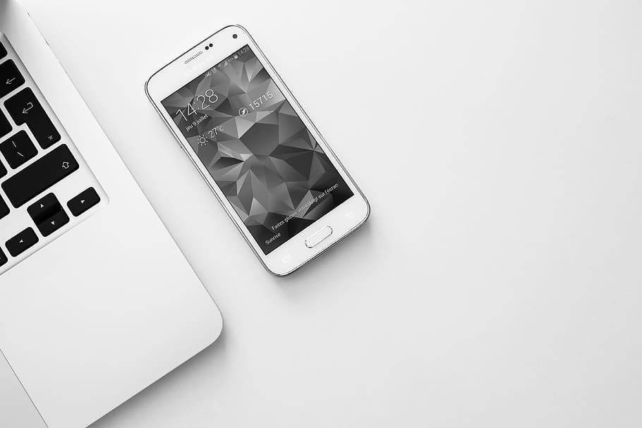 Smartphone, Handy, Mobiltelefon, Laptop, Computer, Technologie, Geschäft, Objekte, Schwarz und weiß, High Angle View, Studioaufnahme, kopieren sie platz, drinnen, Kommunikation, weißer Hintergrund, kabellose Technologie, Verbindung, keine Leute, tragbares Informationsgerät, Stillleben, Mobiltelefon, Nahansicht, Taschenrechner, Finanzen, Gerätebildschirm, Telefon, Wirtschaft, 4K