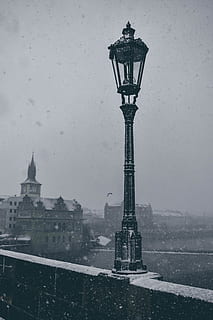 grayscale post rampe, arkitektur, bygget struktur, bygning udvendig, kold temperatur, gadebelysning, natur, by, gade, vinter, himmel, belysningsudstyr, tåge, sner, sne, bygning, ingen mennesker, rejsemål, høj - høj, udendørs, regn, bybilledet, regntiden, Spir, 5K, CC0, offentligt domæne, royaltyfrie