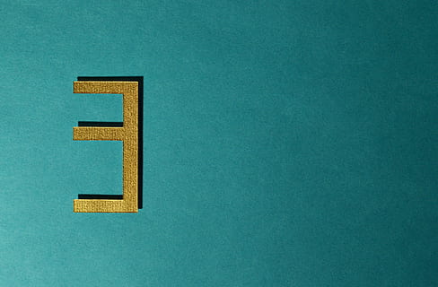omvendt e-brev, abstrakt, dekorative, design, guld, gylden, illustration, metallisk, nummer, skinnende, tre, tapet, indendørs, blå, ingen mennesker, kopiere plads, studio skud, enkelt objekt, tæt på, farvet baggrund, murbygningsfunktion, tekst, indgang, dør, meddelelse, skåret ud, gul, fuld ramme, grøn farve, uddannelse, baggrunde, blank, blå baggrund, 5K, CC0, offentligt domæne, royaltyfrie