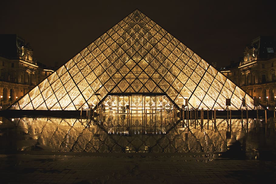 Louvre a Parigi, architettura, Parigi, struttura costruita, esterno dell'edificio, notte, illuminato, riflessione, nessuno, destinazioni di viaggio, costruzione, il passato, storia, acqua, cielo, città, forma, turismo, all'aperto, natura, forma piramidale, 4K