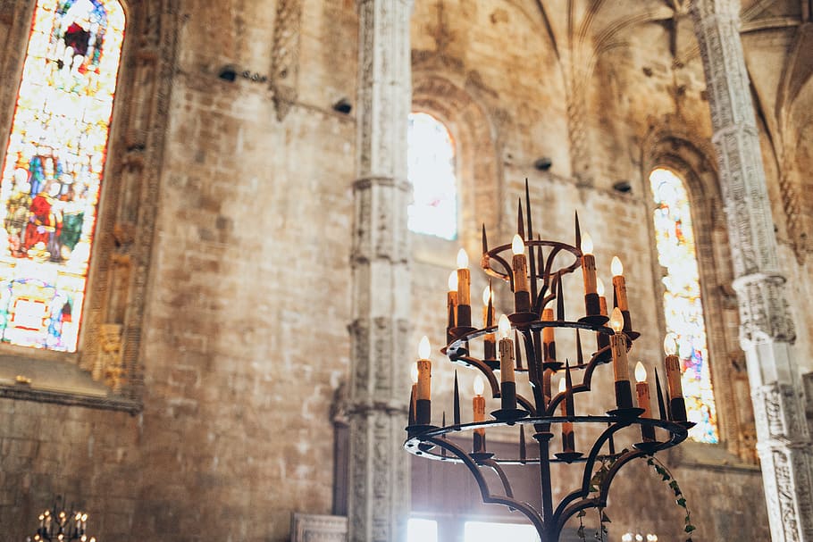 foto, Canelobre, antic, antiguitat, arquitectura, borrós, edifici, catedral, Església, concret, profunditat de camp, focus, casa de culte, a l'interior, decoració interior, religió, vitrall, alt, tradicional, vintage, estructura construïda, arc, cap gent, el passat, centrar-se en primer pla, història, dia, equips d’il·luminació, exterior de l'edifici, vista d’angle baix, vell, funció de construcció de parets, a l'aire lliure, destinacions de viatge, arcade, columna arquitectònica, lloc de culte, llum elèctrica, 5K