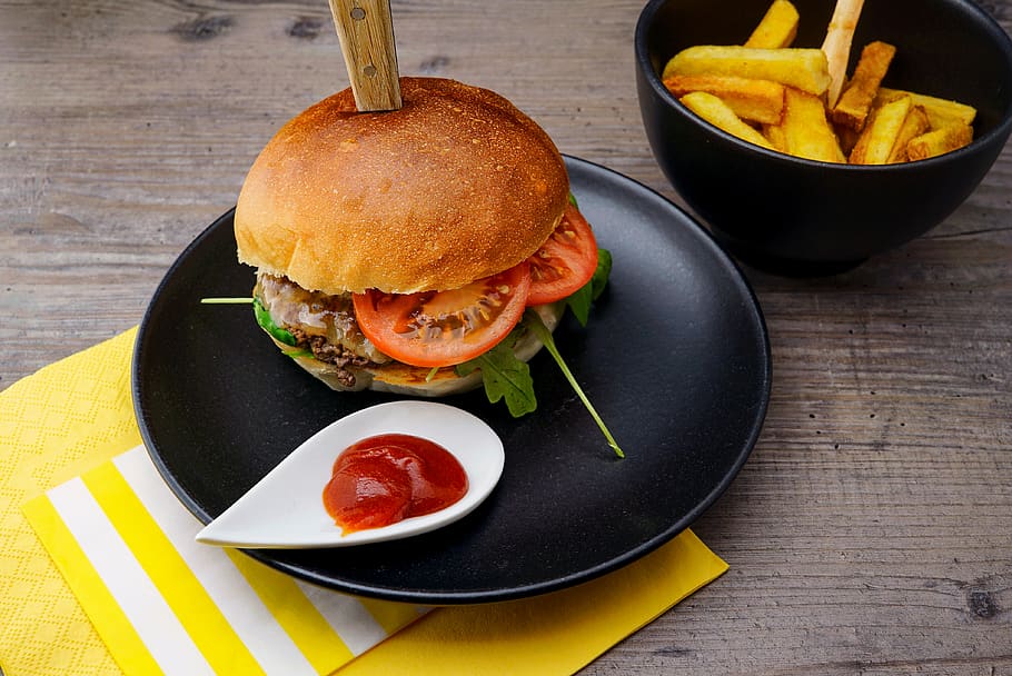 hamburguesa amb patates fregides, menjar, hamburguesa, bol, münzgrabenstraße 36, graz, Austràlia, placa, xip, configuració, patates fregides, deliciós, saborós, salsa, vedella, fregir, menjar ràpid, ketchup, formatge, menjar i beguda, menjar poc saludable, llest per menjar, entrepà, vegetals, frescor, taula, fregit, patata preparada, cap gent, patata, fruita, carn, bun, treureu menjar, berenar, menjar ràpid papes fregides, temptació, 4K