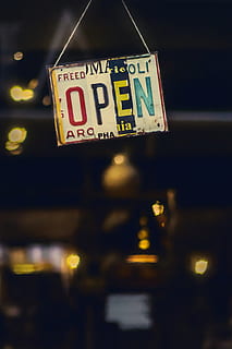 mørk, nat, lys, bokeh, sløring, åben, etablering, glas, inde, butik, skiltning, meddelelse, tekst, belyst, vestlige script, skilt, nummer, hængende, ingen mennesker, stort bogstav, fokus på forgrunden, udendørs, tæt på, vejledning, taxa, lav vinkel visning, Information, selektiv fokusering, informationsskilt, 5K, CC0, offentligt domæne, royaltyfrie