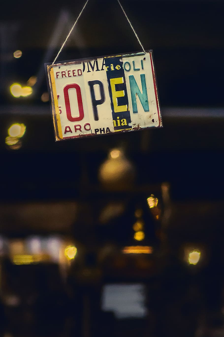 fosc, nit, llums, bokeh, borrós, obert, establiment, vidre, endins, botiga, senyalització, comunicació, text, il·luminat, guió occidental, signe, nombre, penjant, cap gent, lletra majúscula, centrar-se en primer pla, a l'aire lliure, primer pla, orientació, taxi, vista d’angle baix, informació, enfocament selectiu, signe d'informació, 5K