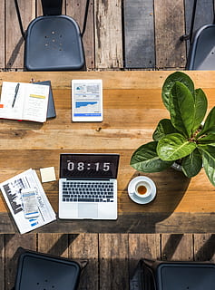 Computer, Buch, Gerät, Kaffee, Stuhl, Diagramm, dokumentieren, Notizbuch, Laptop, Zimmerpflanze, Pflanze, Tabelle, Tablette, ipad, MacBook, Macbook Pro, iphone, Geschäftsplan, Digital, Finanzen, Kommunikation, Holz - Material, kabellose Technologie, Technologie, Blatt, Pflanzenteil, Verbindung, drinnen, High Angle View, tragbares Informationsgerät, Stillleben, direkt darüber, keine Leute, Essen und Trinken, Geschäft, Schreibtisch, Tag, Tastatur, 4K, CC0, gemeinfrei, lizenzfrei
