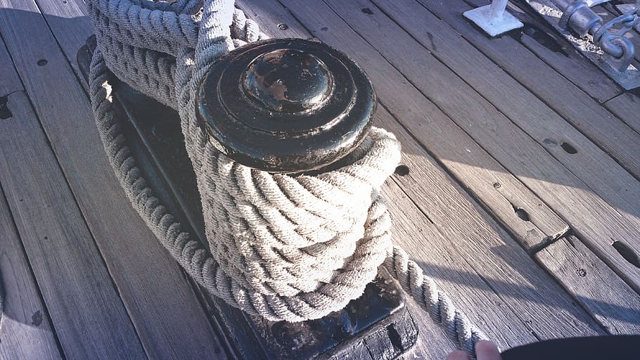 bianca, corda, legato, nero, barra d'acciaio, bitta, ponte, nave nautica, legno - materiale, giorno, nessuno, modo di trasporto, mezzi di trasporto, forza, metallo, vista dall'alto, luce del sole, galloccia, all'aperto, acqua, natura, avvicinamento, puleggia, modello, molo, pneumatico, ruota, 4K