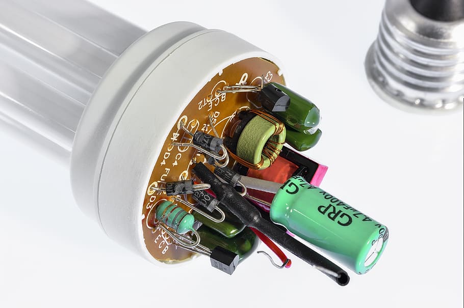 bombeta, sparlampe, llum, pera, il·luminació, brillant, bombetes, fràgil, energia, material, versió, fil, corrent, electricitat, indústria, plàstic, energiesparlampe, diodes, transformador, condensador, transistor, llum elèctrica, focos stäcking, primer pla, fons blanc, tecnologia, tir de l'estudi, tallar, a l'interior, generació de combustible i energia, cap gent, equipament, metall, ciència, indústria electrònica, còpia espai, Finances, connexió, gran grup d'objectes, maquinària, vista d’angle alt, 4K