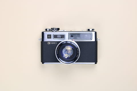 kamera, elektronik, kamera digital, tali, kamera video, lensa kamera, halaman, teks, parlemen, outlet listrik, perangkat listrik, stereo, kisi, tutup lensa, pc, laptop, komputer, logo, merek dagang, simbol, bergaya retro, tembakan studio, teknologi, objek tunggal, tema fotografi, kamera - peralatan fotografi, dalam ruangan, merapatkan, memotong, nostalgia, kesederhanaan, tua, sejarah, masa lalu, tidak ada orang, latar belakang berwarna, antik, peralatan fotografi, kamera slr, chrome, 5K, CC0, domain publik, bebas royalti