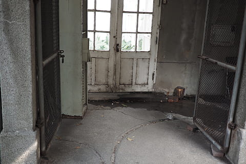 sòls, pis, porta, llosa, porta plegable, pissarra, porxo, concret, cripta, pati, porta corredissa, presó, masmorra, passadís, porta francesa, finestra, fusta contraxapada, fusta, drenar, bomber, arquitectura, abandonat, edifici, cap gent, dia, entrada, espatllat, a l'interior, estructura construïda, aixafar, obsoleta, vell, casa, declivi, absència, mal estat, deteriorament, arruïnat, 4K, CC0, domini públic, lliure de regalies